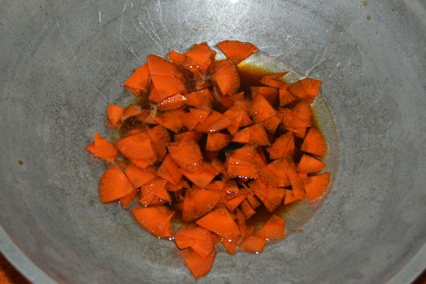 Рецепт пад тай, обжариваем морковь в соевом соусе
